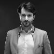 Portrait frontal noir et blanc