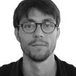 Photo d'identité. Homme. Cheveux bruns. Lunettes.