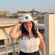 Photo de profil prise lors de la cérémonie des diplômes, j'y apparais avec un casque de chantier sur la tête et la Bonne Mère est en arrière plan