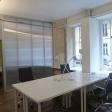 tables dans un open space et rangement type étagère