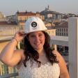 Photo prise de face, je suis au premier plan, avec un casque de chantier sur la tête, on voit Notre-Dame-de-la-Garde en fond