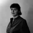 Portrait de Mathilde Voss, souriante et bonne tenue, photo noir et blanc