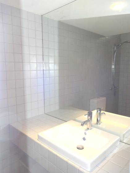 Cabinet de toilette de la chambre d'amis de l'extension.