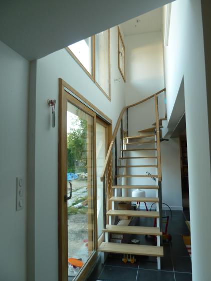 Nouvel escalier en façade sud. Il laisse passer la lumière dans le séjour.