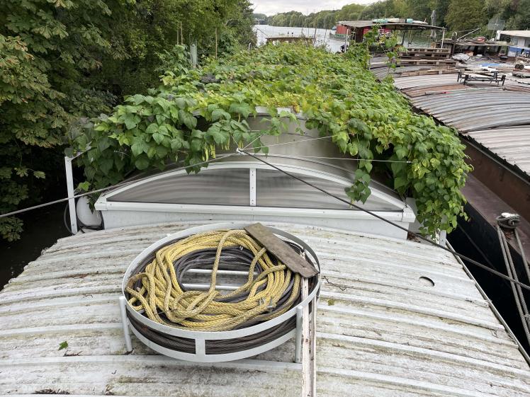 La verrière bioclimatique vue vers l'arrière du bateau. En été. Pour la protection des surchauffes d'été.