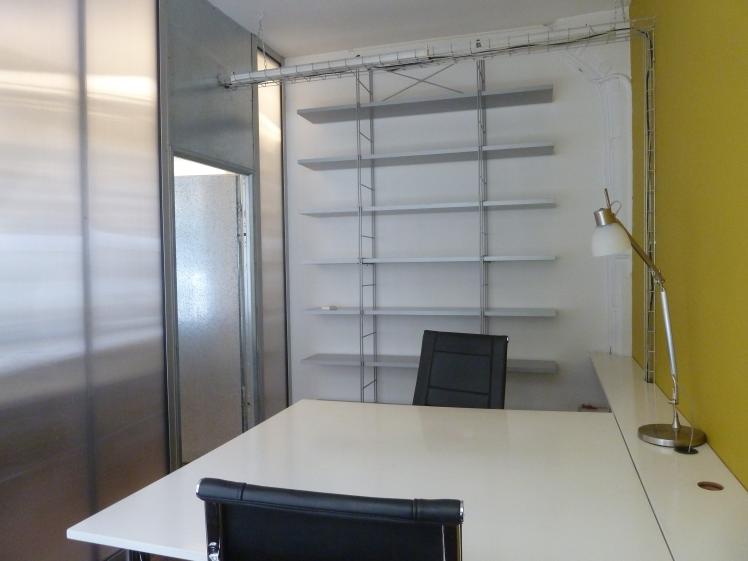 bureau fermé de 2 postes avec les étagères