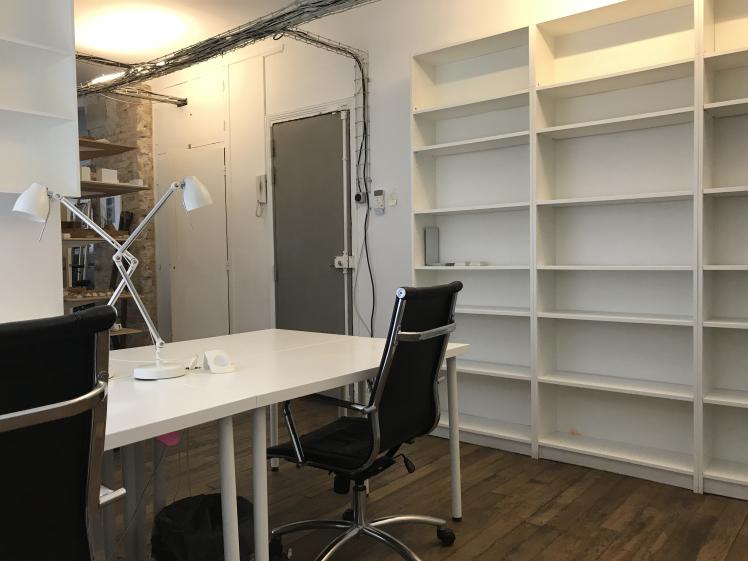 vue du bureau de 3 à 4 postes avec des rangements ouverts