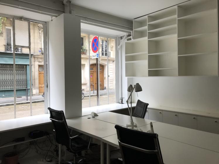 vue du bureau de 3 à 4 postes avec des rangements ouverts et fermés