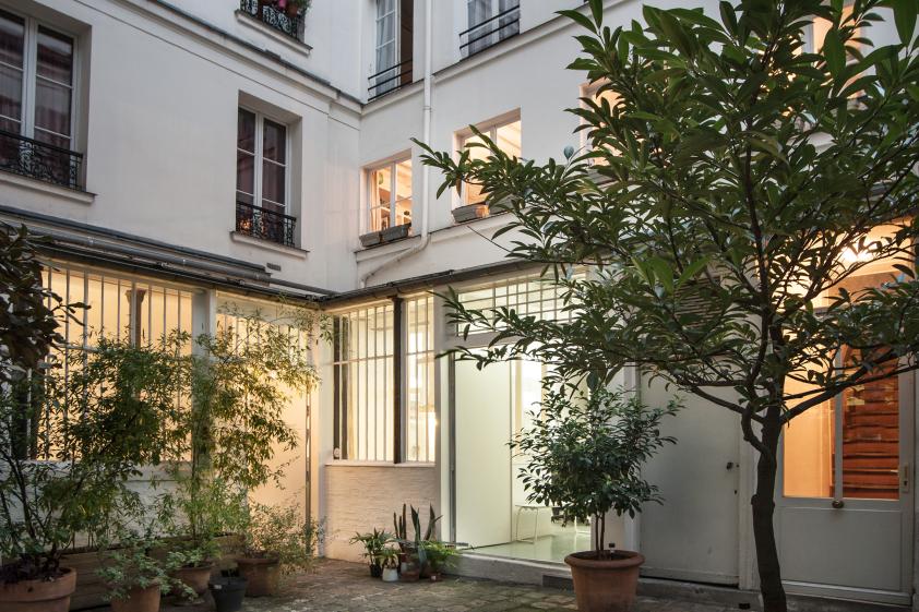 Photo de la cour au crépuscule