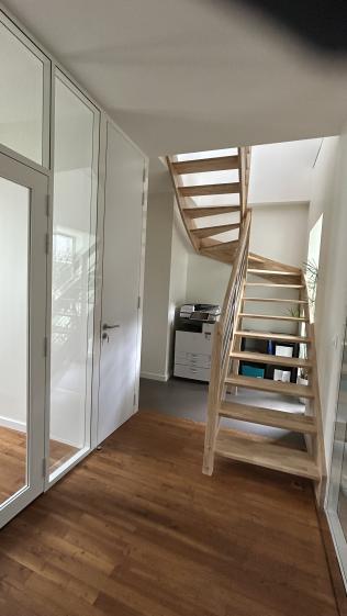 Photocopieur - Escalier vers 2e niveau : terrasse, kitchenette t bureau ouvert