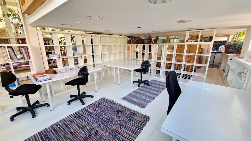Bibliotheques en cours de finalisation. Panneaux de bois en fond à venir.
