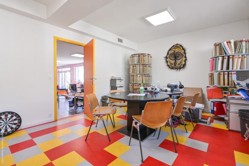 Salle de réunion colorée