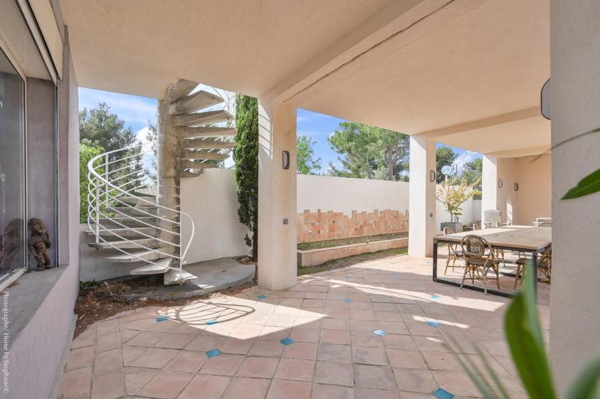 Se réunir sous pilotis