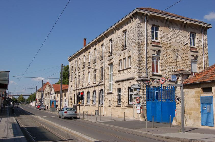bureau vu de l'arrêt de tram