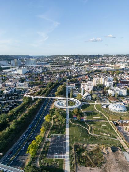 Vue de la plaine des sports de Petit-Quevilly (78) réalisée par A+R Paysages et OLGGA