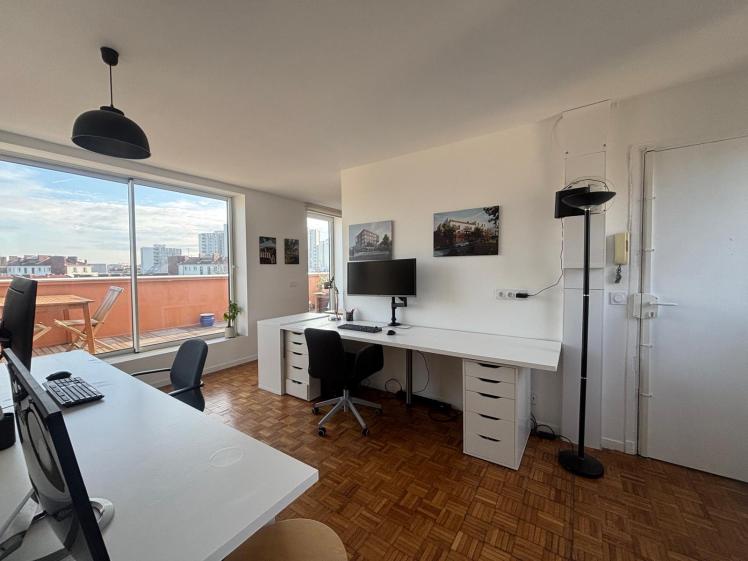 vue sur terrasse et 4 postes de travail