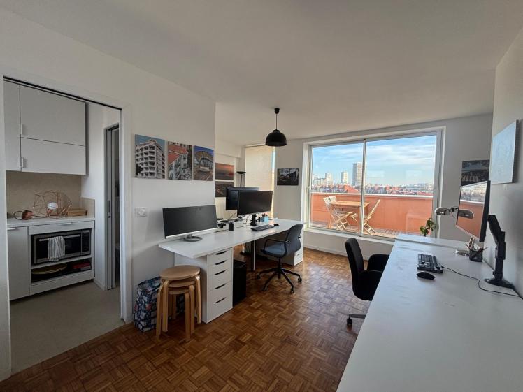 vue sur cuisine et wc - 4 poste de travail +1 isolé au fond à gauche