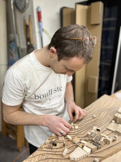 Antonin redon réalisant une maquette en liège et en bois 