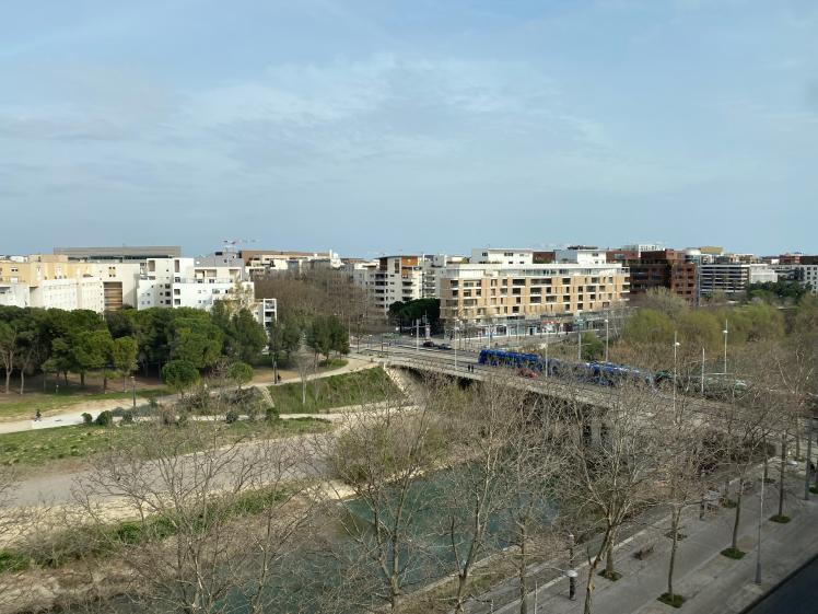 Vue depuis le bureau sur le Lez en direction du bassin Jacques Coeur