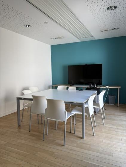 Salle de réunion vue du couloir