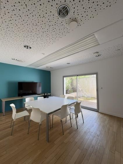 Salle de réunion vue du bureau