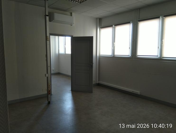 1er bureau vue sur porte séparatrice