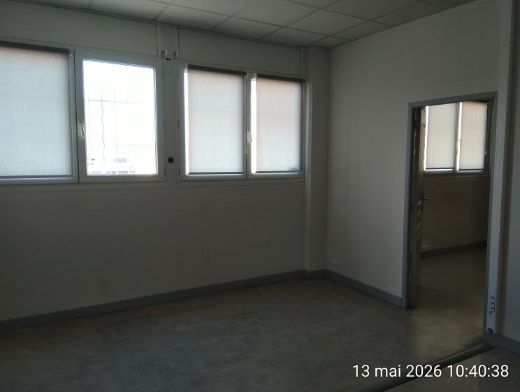 2ème bureau vue sur porte séparatrice