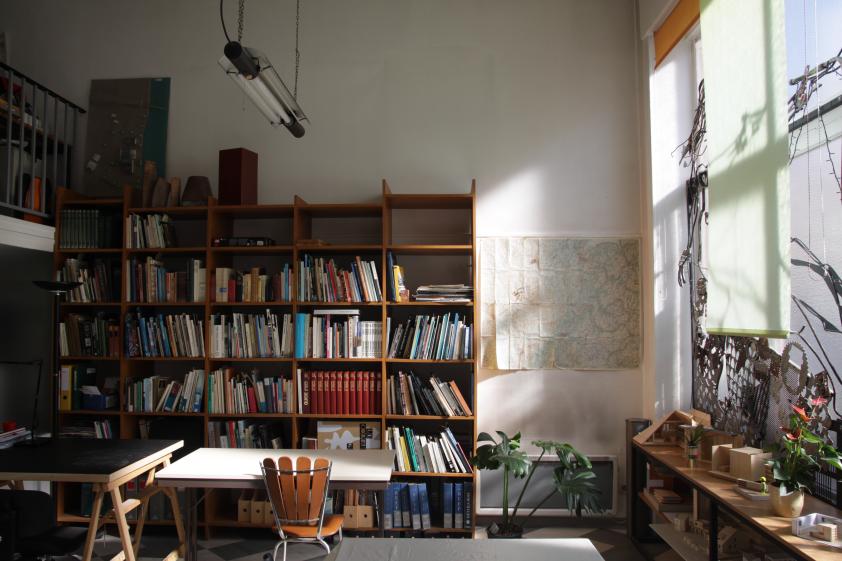 Vue de bibliothèque dans la salle de réunion