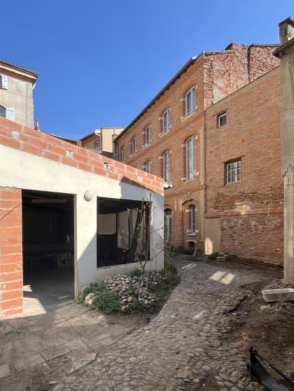 Atelier depuis la cour en travaux
