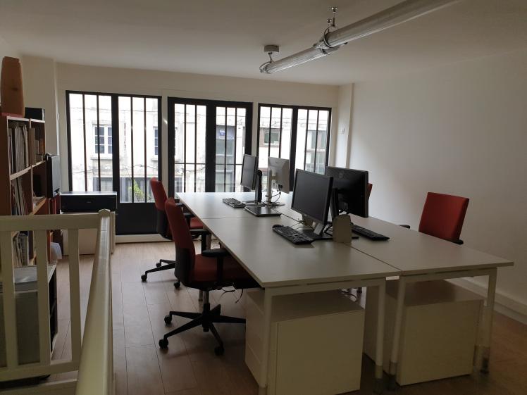 espace mezzanine avec postes de travail proposés à la location