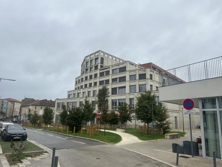 Vue de l'immeuble en arrivant de la gare et du centre ville