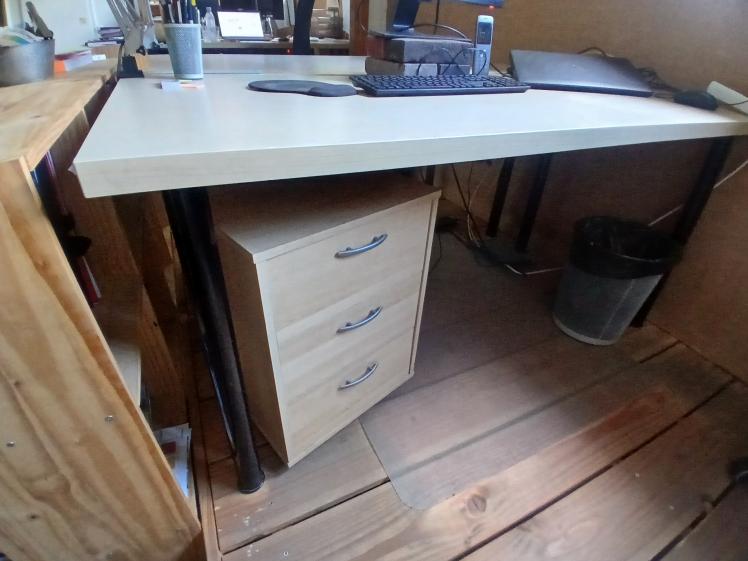 5 bureaux et caissons VIKA AMON