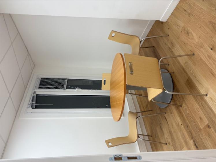 Salle de réunion fermée avec une table ronde
