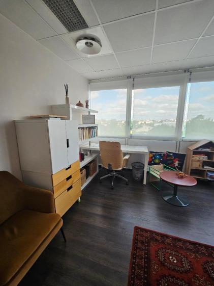 Prise de vue du bureau dans son ensemble avec le mobilier actuel