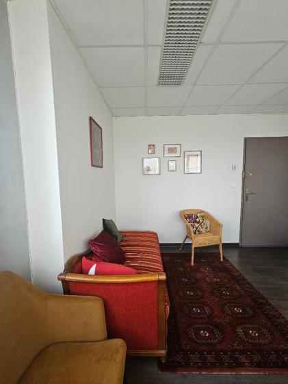 Prise de vue du bureau dans son ensemble avec le mobilier actuel