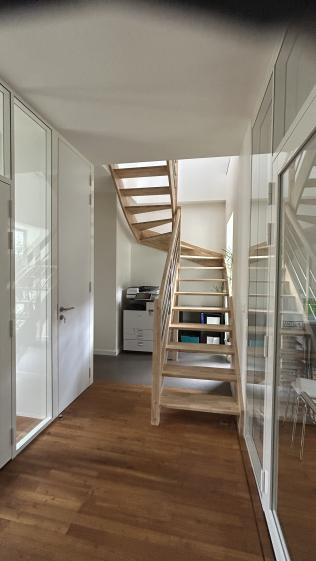 dégagement vers petite salle de réunion, photocopieuse, SdE et escalier