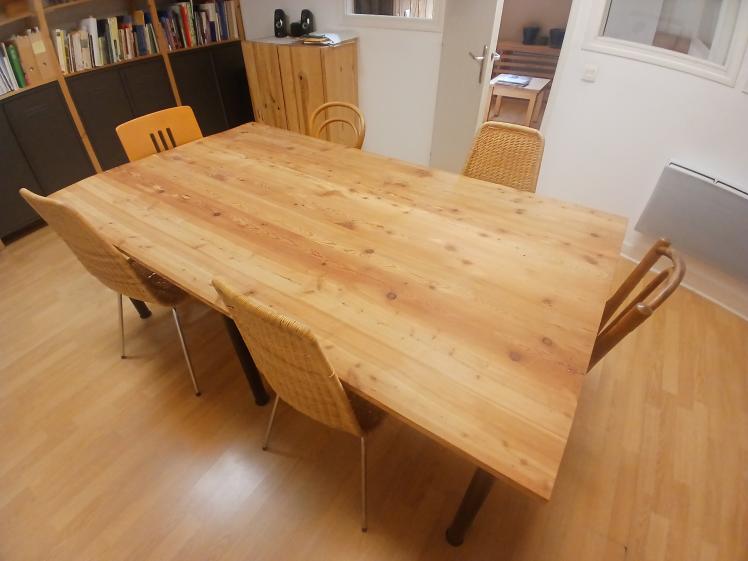 Grande table de réunion en douglas massif, fabrication artisanale 200 × 117 cm 
