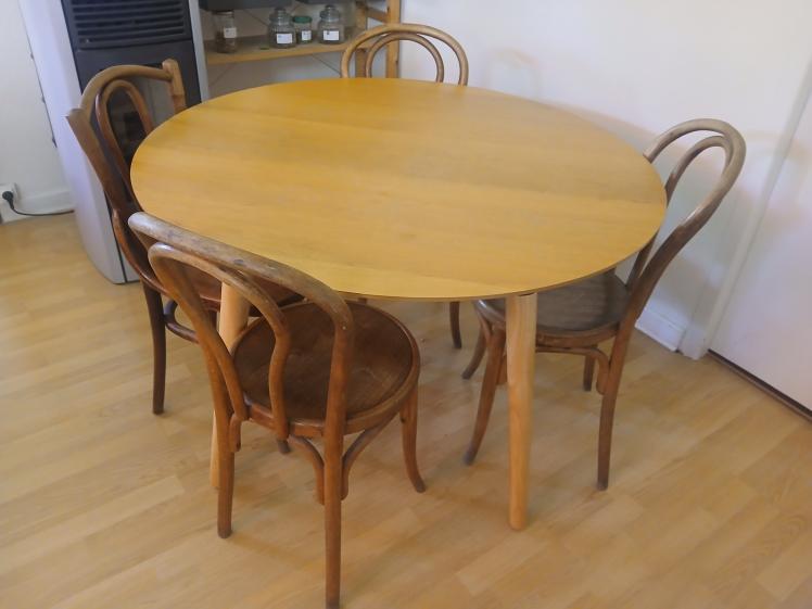 Table ronde plaquée hêtre diamètre 110 cm 