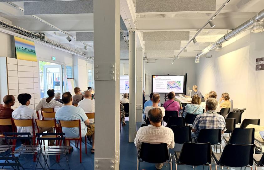 Une conférence dans la grande salle