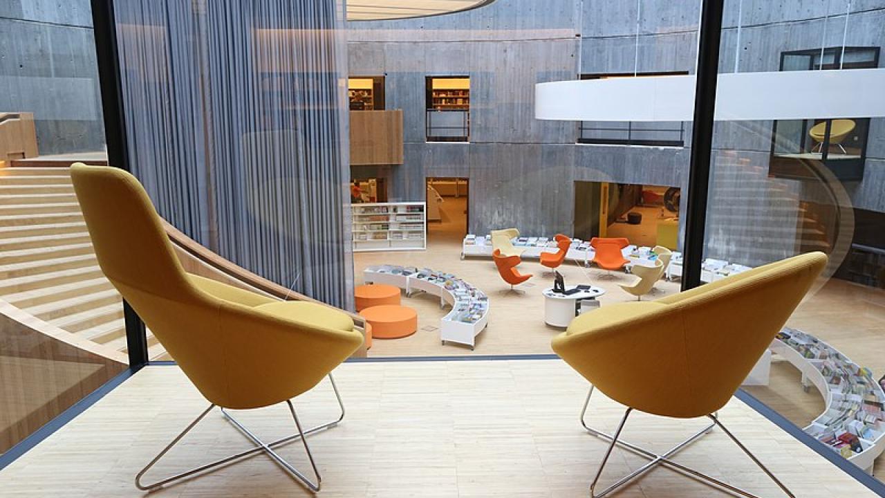 800px-atrium_de_la_bibliotheque_oscar_niemeyer_du_havre_vu_du_premier_etage_du_petit_volcan.jpg