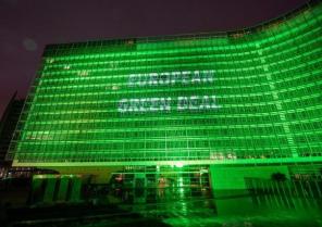Le bâtiment Berlaymont, de nuit, éclairé en vert pour le Pacte vert pour l'Europe