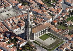 1280px-marennes-eglise.jpg