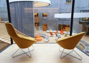 800px-atrium_de_la_bibliotheque_oscar_niemeyer_du_havre_vu_du_premier_etage_du_petit_volcan.jpg