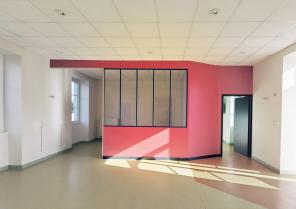 Cloison verrière dans la salle d'activité principale