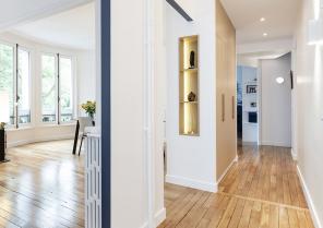 L'entrée et la perspective vers le séjour et le couloir