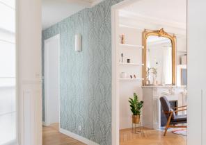 L'entrée et la perspective vers le salon