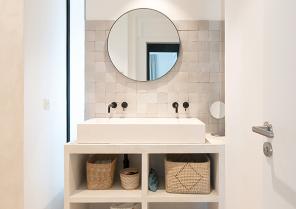 La salle d'eau principale, jeu de lumière et de textures