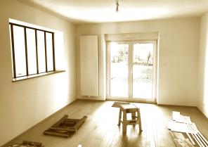 Création verrière entre cuisine et salon, fenêtre transformée en porte-fenêtre, 