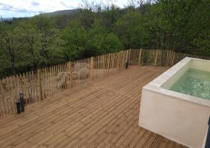 Plage piscine avec sécurisation en ganivelle
