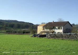 Vue vers le fond de vallée et la colline